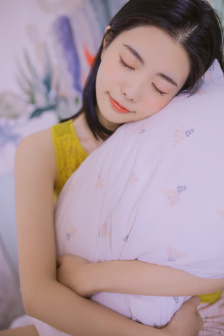 女子脱内衣内裤让男生摸